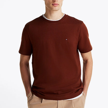 Camiseta con logo bordado
